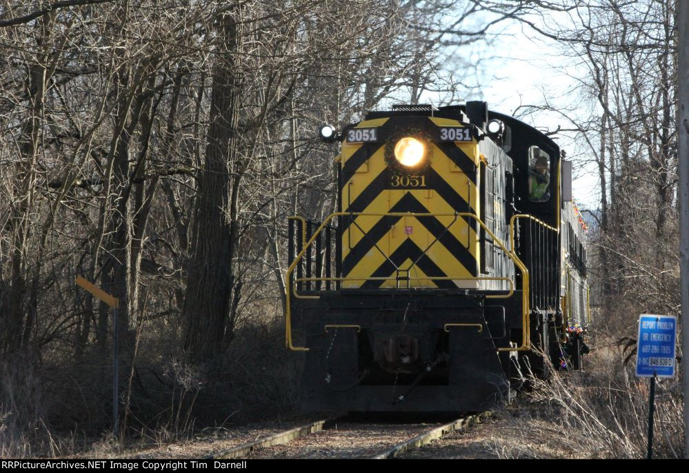 CACX 3051 approaching the crossing